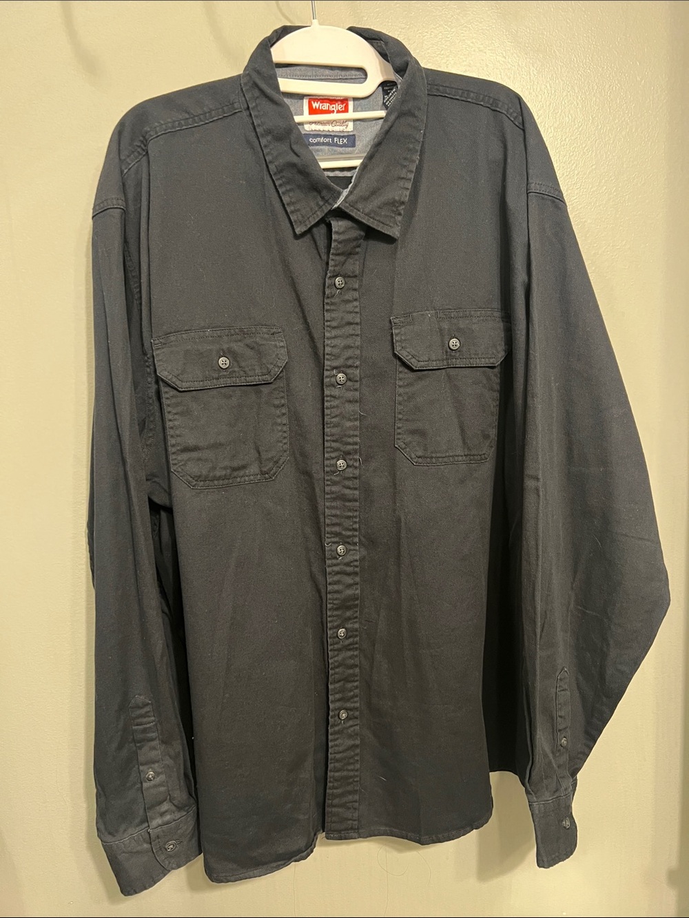Wrangler Men's comfort FLEX Button-Down Shirt in Charcoal Black